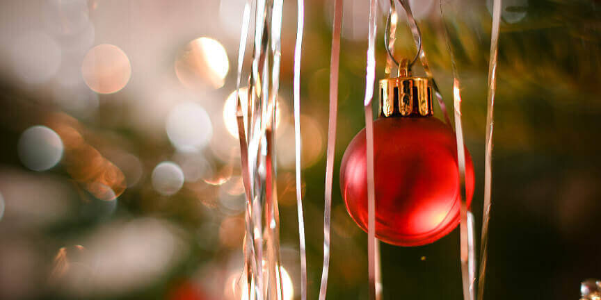 weihnachtskugel rote Christbaumkugel am Baum