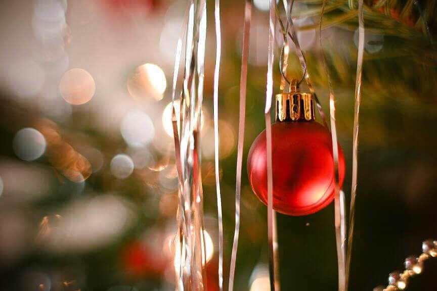 Blog 7 rote Christbaumkugel am Baum