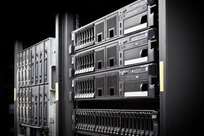 server-rack-mit-festplatten Frontansicht eines Serverracks