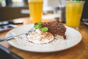 Teller mit einem Stück Kuchen