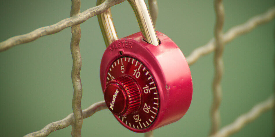 sicherheitsschloss Rotes Zahlengeschloss an einem Zaun