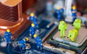 Wartungsmannschaft aus Spielfiguren auf einem Mainboard