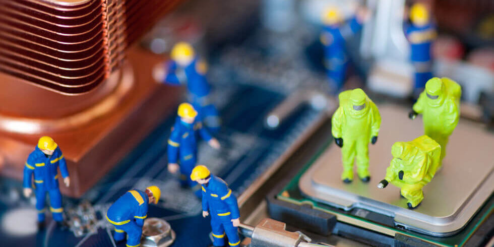 Wartung Wartungsmannschaft aus Spielfiguren auf einem Mainboard