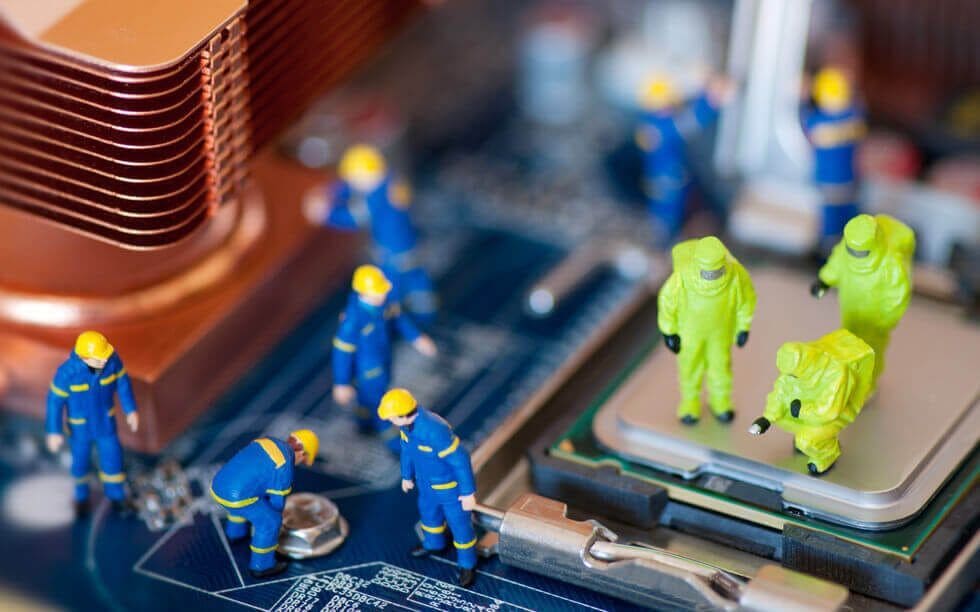Blog 6 Wartungsmannschaft aus Spielfiguren auf einem Mainboard