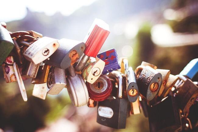 locks viele Vorhängeschlösser nebeneinander