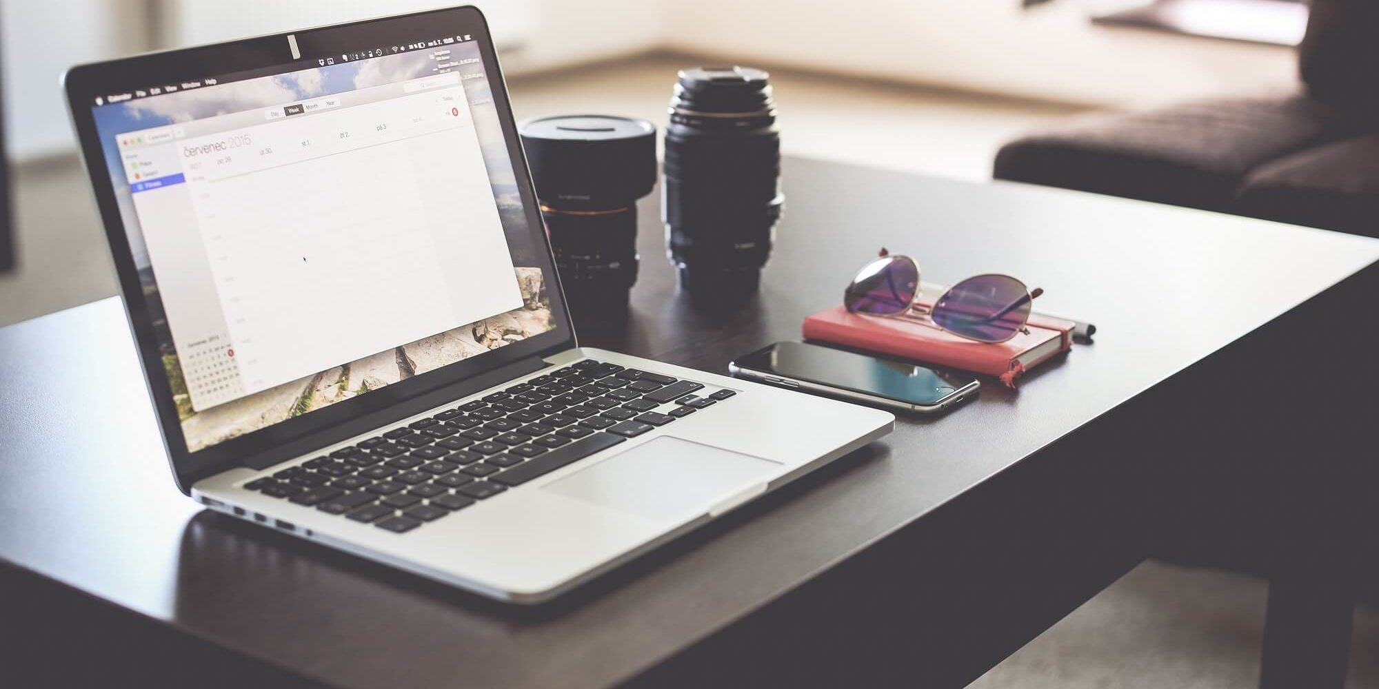 computer_on_a_table Computer auf einem Schreibtisch