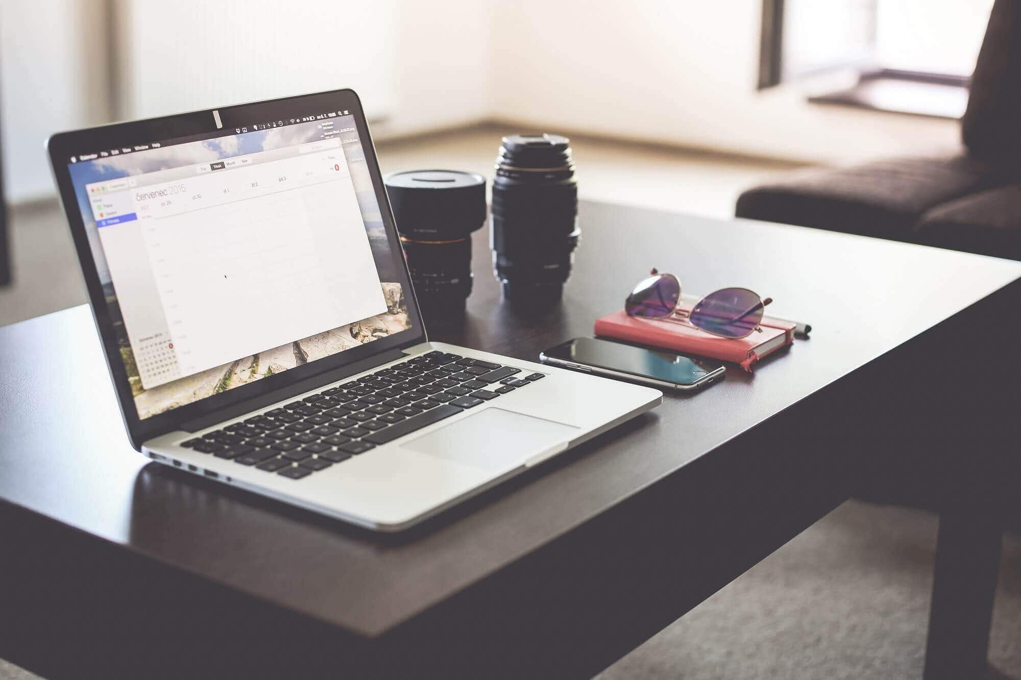 Blog 2 Computer auf einem Schreibtisch