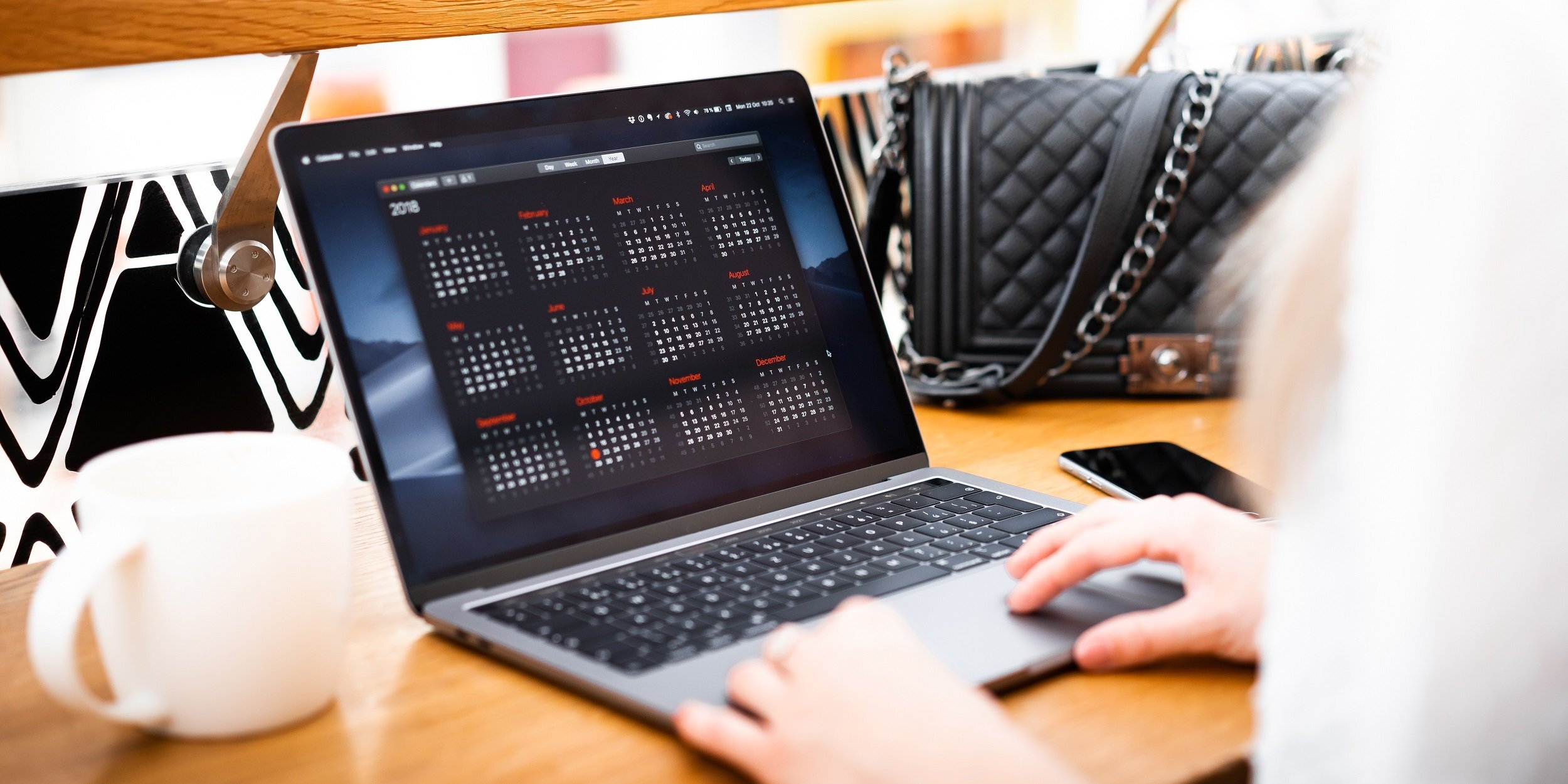 Laptop auf dem Schreibtisch