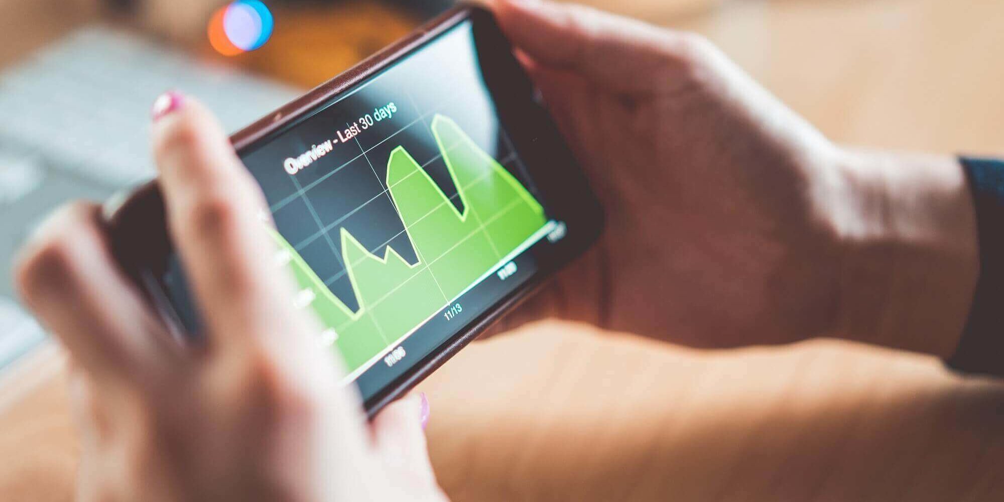 analyzing-website-traffic Statistiken auf einem Smartphone