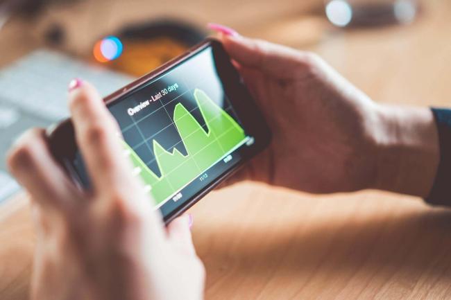 analyzing-website-traffic Statistiken auf einem Smartphone