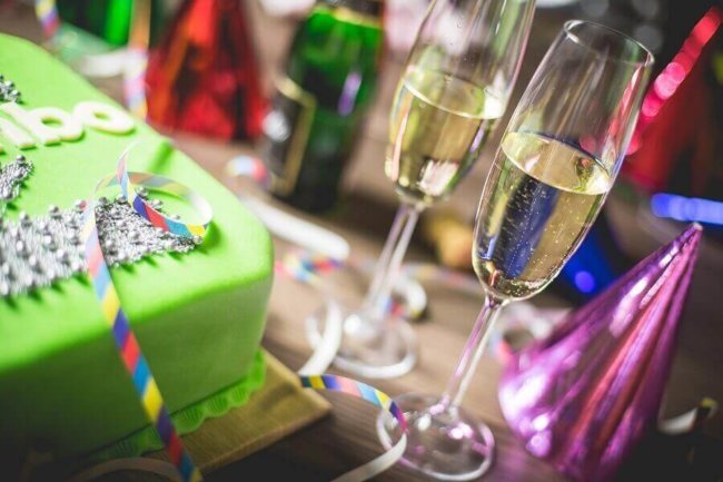 birthday Geburtstagstorte mit Sektgläsern