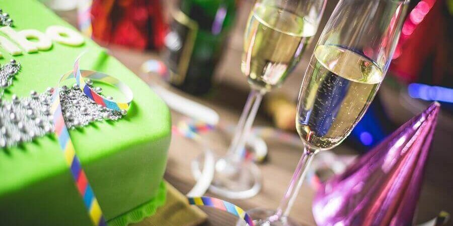 Geburtstagstorte mit Sektgläsern