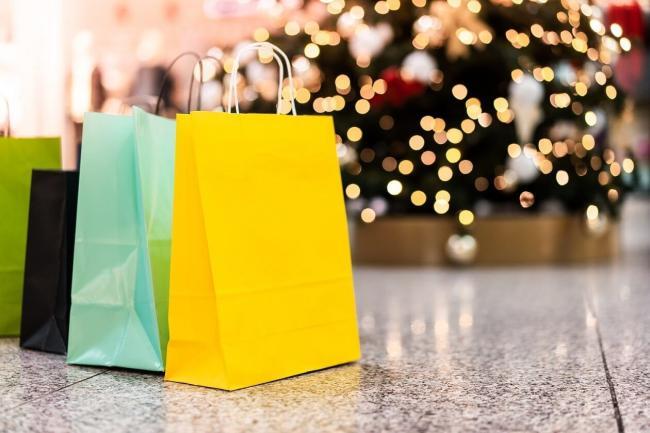 black-week-bags Einkaufstüten vor einem Weihnachtsbaum